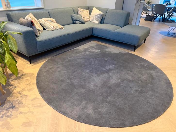 AYTM Stilla Vloerkleed Donkergrijs - 265x220cm, Huis en Inrichting, Stoffering | Tapijten en Kleden, Zo goed als nieuw, 200 cm of meer