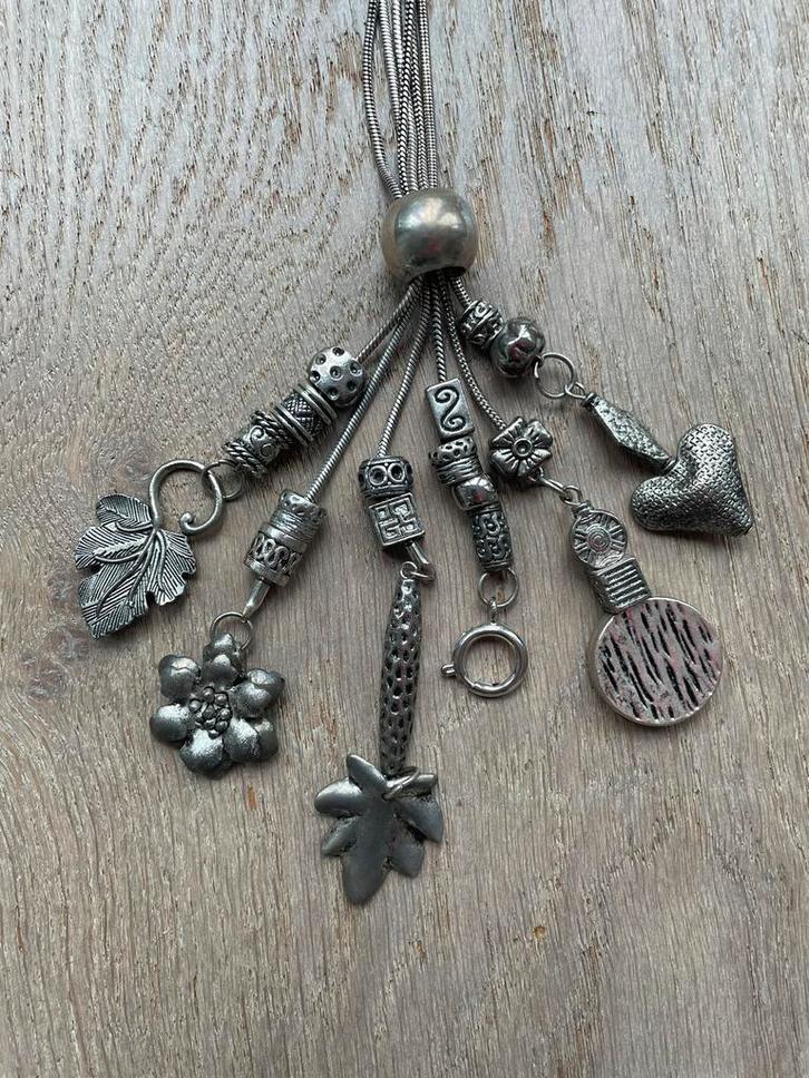 zilverkleurige 6 dubbele ketting met hangers 55 cm, Sieraden, Tassen en Uiterlijk, Kettingen, Gebruikt, Overige materialen, Zilver