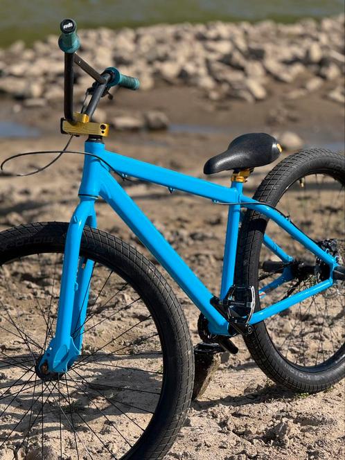 maniacc flyer 2021 custom, Fietsen en Brommers, Fietsen | Crossfietsen en BMX, Zo goed als nieuw, 24 inch of meer, Aluminium, Voetsteunen