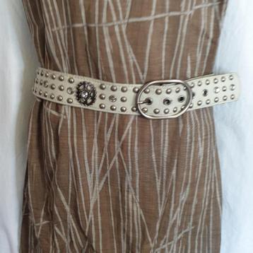 Gave witte riem met studs en strass 5 cm breed. 104 cm mt 95 beschikbaar voor biedingen