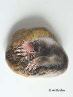 Hier is 'De Mol.'... Unieke hand beschilderde riviersteen, Ophalen of Verzenden