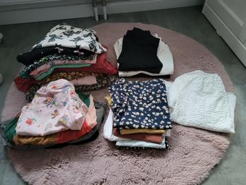 Pakket meisjes kleding maat 122 en 128 beschikbaar voor biedingen