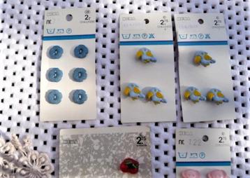 5 kaartjes m knoopjes, 2 bloemapplicatie en drukkers VINTAGE beschikbaar voor biedingen