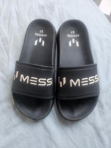 Zwarte Messi Slippers Maat 37 beschikbaar voor biedingen