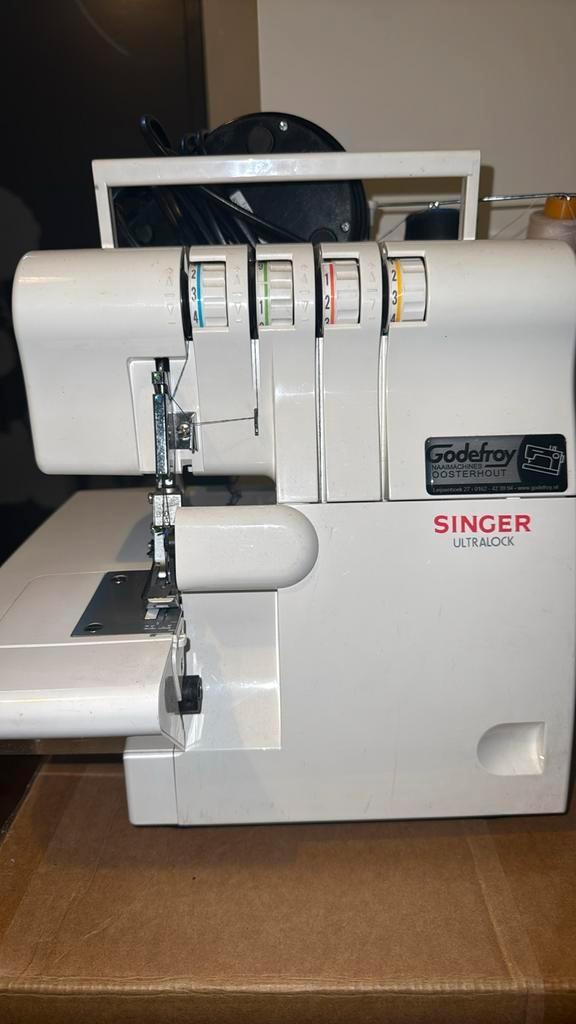 Singer Ultralock Lockmachine - Goed Onderhouden, Hobby en Vrije tijd, Naaimachines en Toebehoren, Zo goed als nieuw, Lockmachine