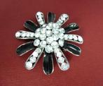 Chique zilverkleurige / zwarte bloem broche met strass, Overige materialen, 4 tot 7 cm, Gebruikt, Ophalen of Verzenden