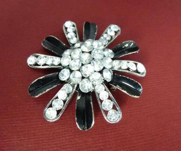 Chique zilverkleurige / zwarte bloem broche met strass  beschikbaar voor biedingen