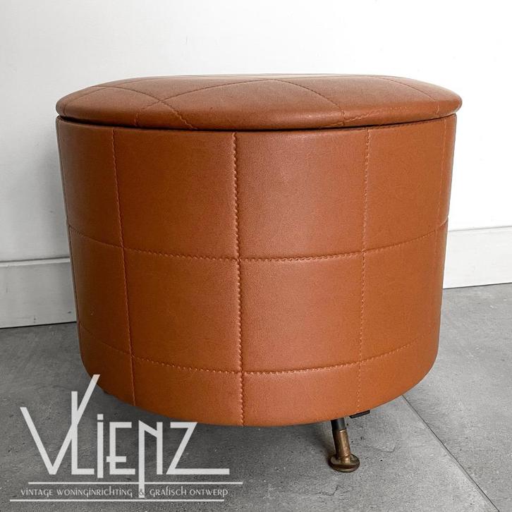 Vintage naaipoef opbergpoef cognackleur poef pootjes deksel, Huis en Inrichting, Banken | Voetenbanken en Poefen, Gebruikt, Minder dan 50 cm