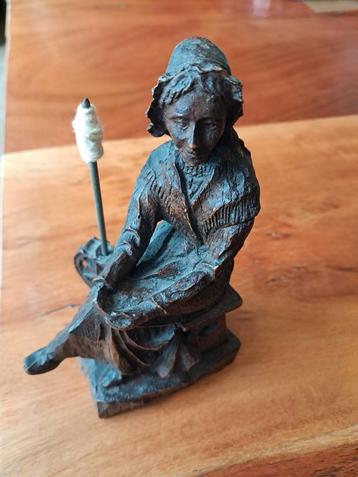 Houten Beeldje Vrouw met Spintol beschikbaar voor biedingen