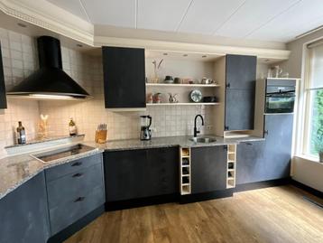 mooie keuken met granieten blad met luxe grepen beschikbaar voor biedingen