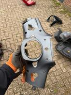 Vespa Sprint stuurkap onderkant matgrijs nieuw model, Ophalen of Verzenden