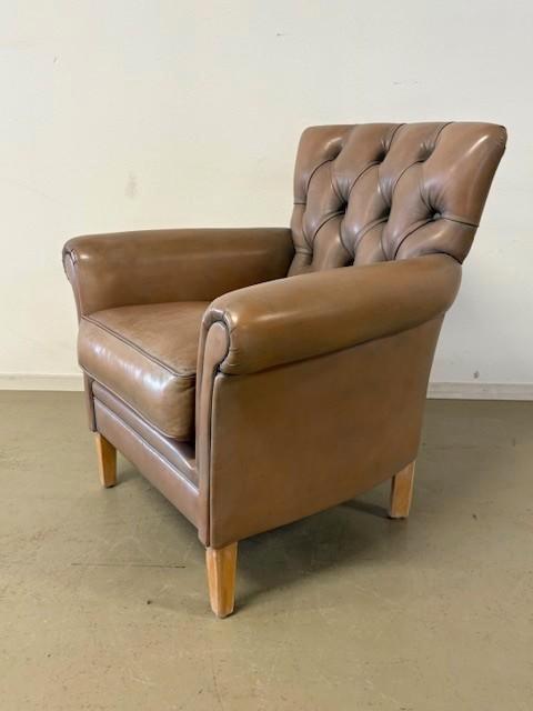 Klassieke Engelse Chesterfield fauteuil in leer met capitons, Huis en Inrichting, Fauteuils, Gebruikt, Leer, 75 tot 100 cm, Minder dan 75 cm