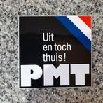 Vintage sticker Uit en toch thuis! PMT dienst leger kader, Overige typen, Ophalen of Verzenden, Zo goed als nieuw