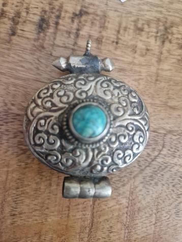 Antieke, Tibetaans zilveren hanger met turquoise steentje. beschikbaar voor biedingen