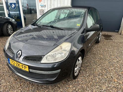 Renault Clio 1.2 16 V ** Airco** NWE APK !!, Auto's, Renault, Clio, ABS, Airbags, Airconditioning, Boordcomputer, Elektrische ramen