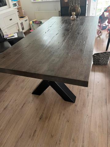 Eikenhouten eettafel robuust metalen onderstel beschikbaar voor biedingen
