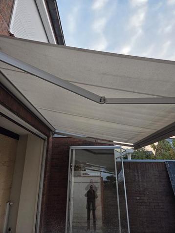 Uitval Zonnescherm - Bescherming tegen de zon! beschikbaar voor biedingen