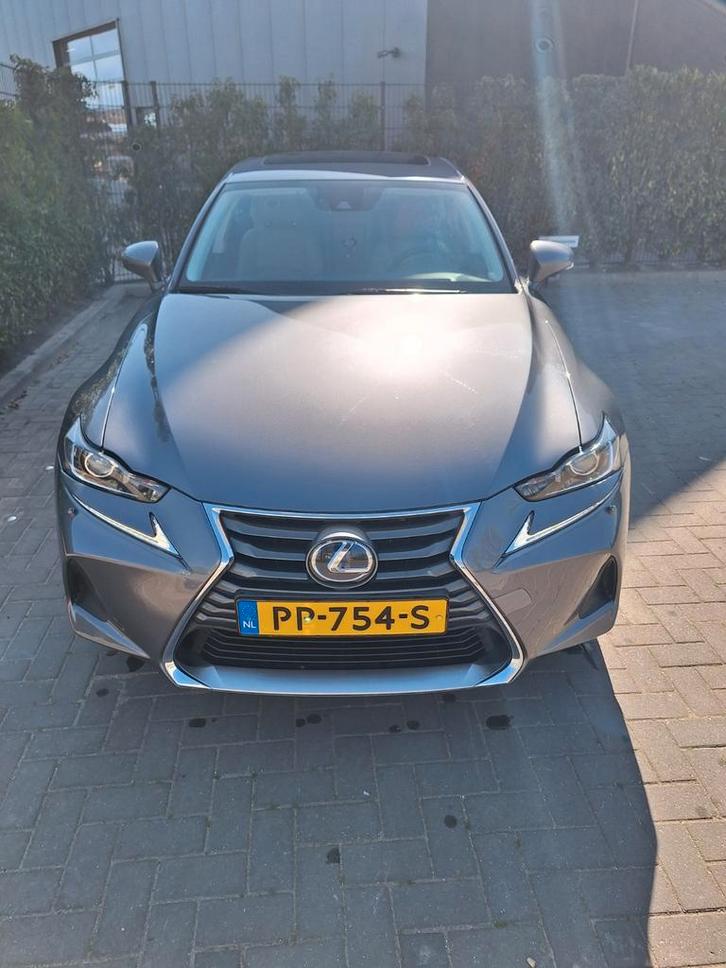 Lexus IS 300h Hybrid 223pk CVT 2017 Grijs, Auto's, Lexus, Particulier, IS, ABS, Achteruitrijcamera, Adaptieve lichten, Adaptive Cruise Control
