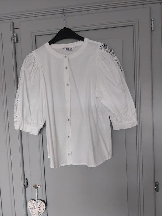 Schattig Desires  spierwit bloesje, opengewerkt 3/4 mouwtje, Kleding | Dames, Blouses en Tunieken, Zo goed als nieuw, Maat 38/40 (M)
