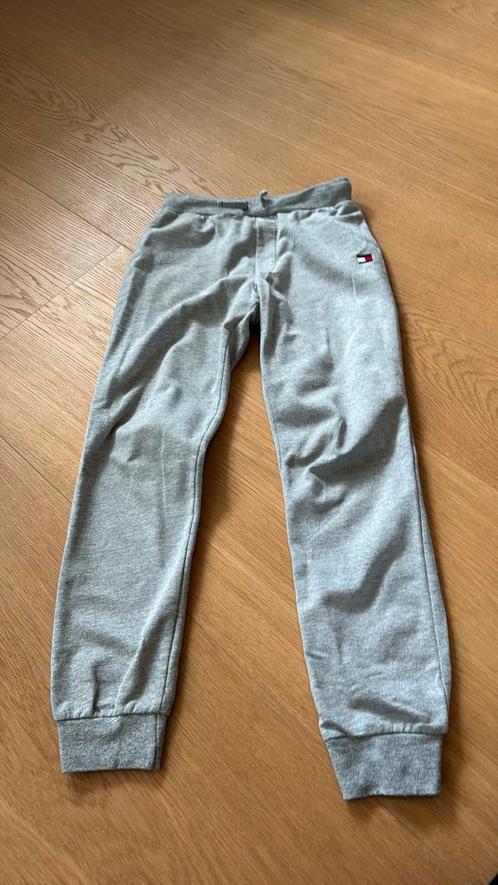 Grijze joggingbroek Tommy hilfiger maat 8-10 of 128/140, Kinderen en Baby's, Kinderkleding | Maat 128, Gebruikt, Jongen of Meisje