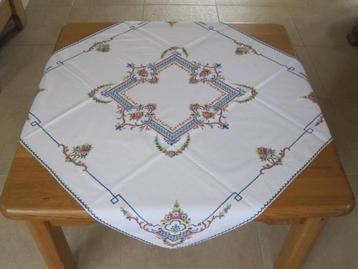 Fraai hand geborduurd kleedje 83 cm in het vierkant beschikbaar voor biedingen