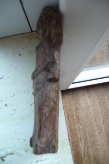 Houten beeldje 3 figuren  beschikbaar voor biedingen