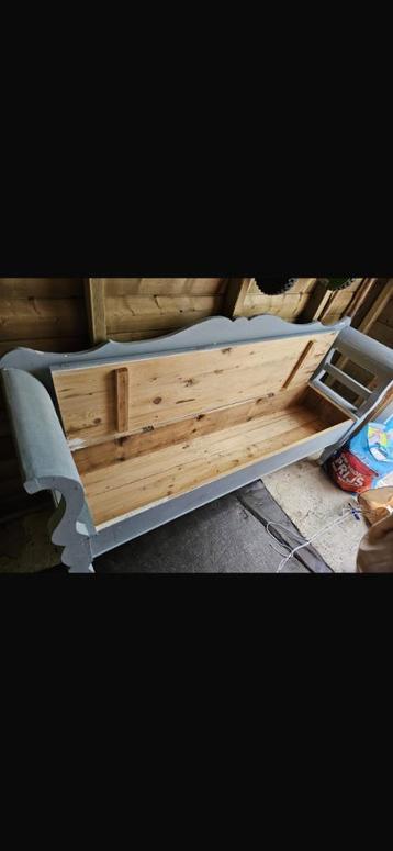 Vintage houten klepbank beschikbaar voor biedingen