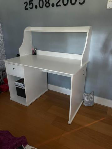 Ikea bureau met opzetstuk beschikbaar voor biedingen