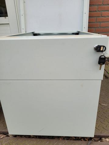 Stevig bureau van staal beschikbaar voor biedingen