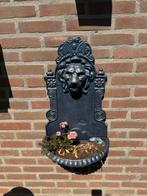 Gietijzeren muurfontein of plantenbak met leeuwenkop, Ophalen, Zo goed als nieuw, Gietijzer, Fontein