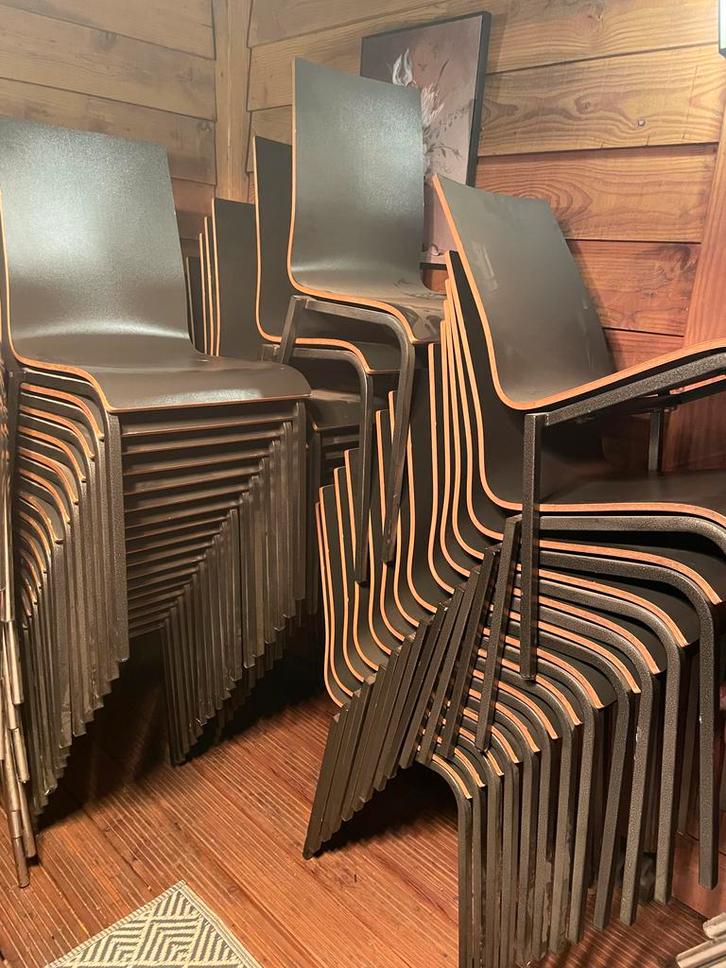 Stapelbare stoelen - Grote partij!, Huis en Inrichting, Stoelen, Gebruikt, Vijf, Zes of meer stoelen, Metaal, Grijs, Ophalen