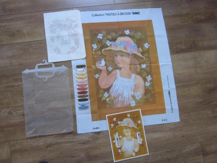 Collection "PASTELS A BRODER"DMC voorbedrukt stramien Amélie, Hobby en Vrije tijd, Borduren en Borduurmachines, Zo goed als nieuw