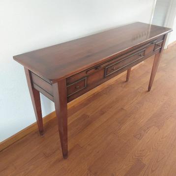 Klassieke vintage houten tafel beschikbaar voor biedingen