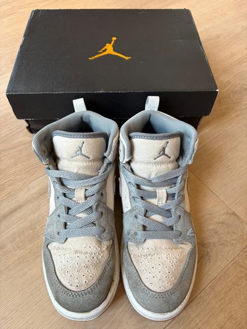 Nike Jordan 1 mid SE (PS) Coconut Milk. Maat 32, Kinderen en Baby's, Kinderkleding | Schoenen en Sokken, Gebruikt, Schoenen, Meisje