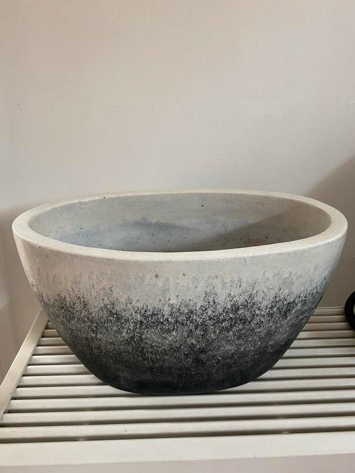 Mooie ronde bloempot - grijs/wit, Tuin en Terras, Bloempotten, Zo goed als nieuw, Beton, Binnen, Minder dan 40 cm, 40 cm of meer