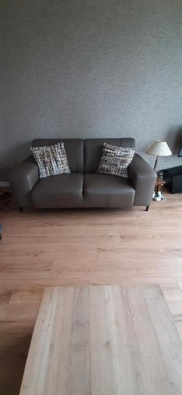 Leren 2-zitsbank met kussens beschikbaar voor biedingen