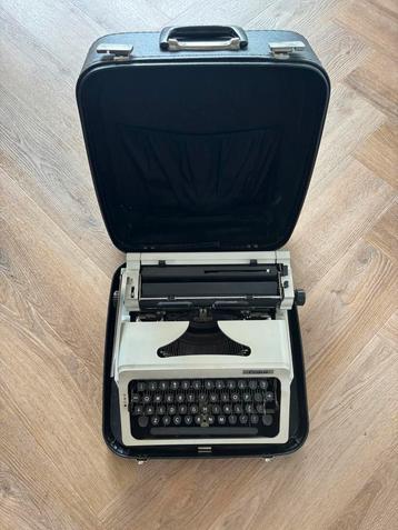 Vintage Erika typemachine beschikbaar voor biedingen