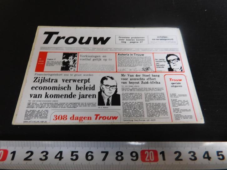 sticker TROUW  Krant Dagblad, Verzamelen, Stickers, Zo goed als nieuw, Ophalen