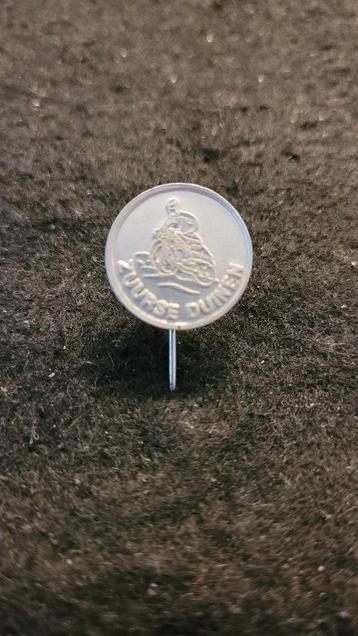 Zuurse duinen speldje beschikbaar voor biedingen