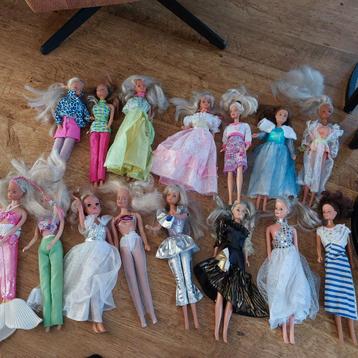 15 barbies  kleertjes schoentjes  beschikbaar voor biedingen