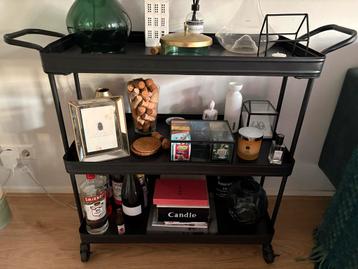 Metalen trolley met wieltjes beschikbaar voor biedingen