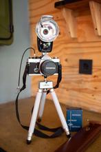 Vintage Olypmus fotocamera op ouderwets statief, Antiek en Kunst, Ophalen of Verzenden