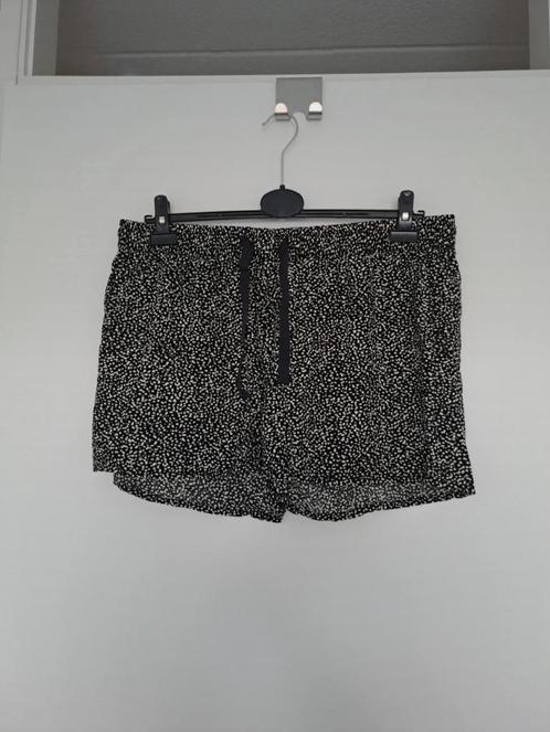 HEMA zwarte korte broek met wit vlekpatroon maat XL, Kleding | Dames, Broeken en Pantalons, Zo goed als nieuw, Maat 46/48 (XL) of groter