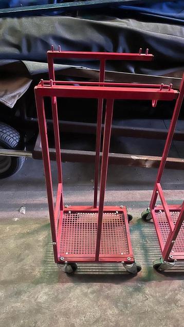 Rode metalen verrijdbare houders / statieven op wielen beschikbaar voor biedingen