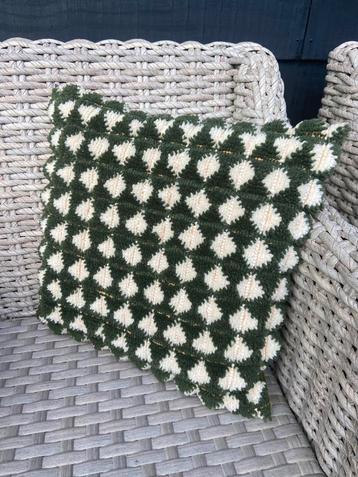 Mooi vintage retro kussen groen met 3D wol knoopwerk beschikbaar voor biedingen