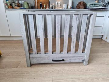 stevige en nette TWF box met lade beschikbaar voor biedingen