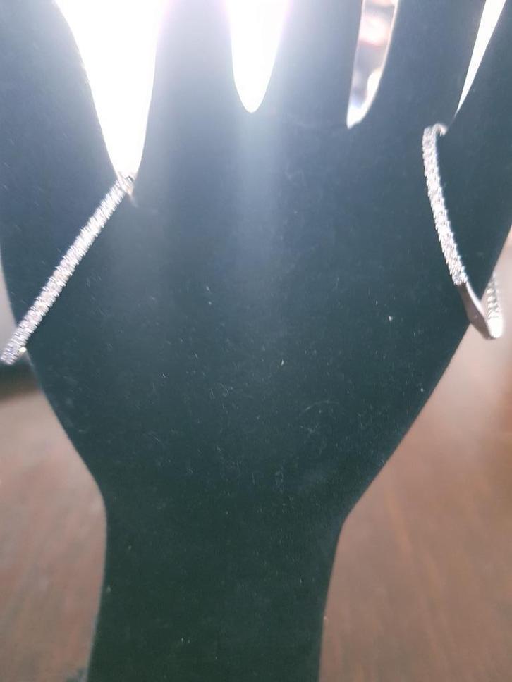 18 krt witgouden creolen bezet met in totaal 1,4 crt briljan, Sieraden, Tassen en Uiterlijk, Oorbellen, Nieuw, Knopjes of Stekers
