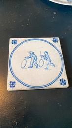 Mooi oud tegeltje hoepelende kinderen, Antiek en Kunst, Antiek | Wandborden en Tegels, Ophalen of Verzenden