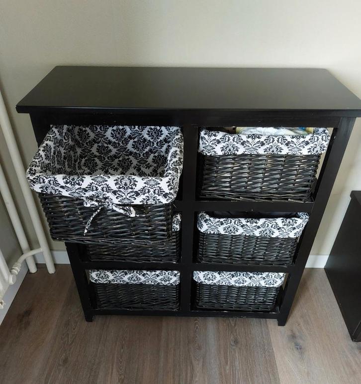 Zwart houten kastje met rieten lades/mandjes, Huis en Inrichting, Kasten | Dressoirs, Gebruikt, 50 tot 100 cm, 25 tot 50 cm, Met lade(s)