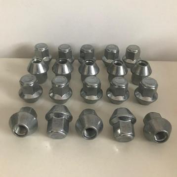 Nieuwe set wielmoeren Volvo oud type lichtmetalen velgen beschikbaar voor biedingen